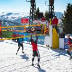 Ballwechsel bei der Snowvolleyball Tour 2016 Wagrain